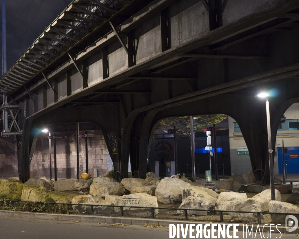 Porte de la Chapelle, dispositif d enrochement sous un pont ferroviaire