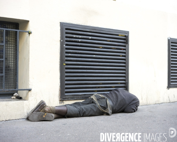 Homme endormi contre une bouche d air chaud, rue d Aubervilliers Paris Nord