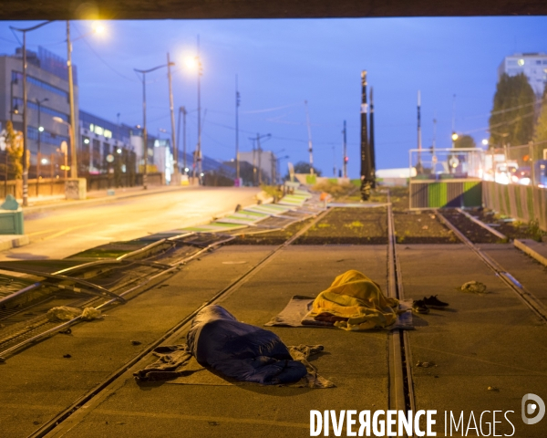 2 hommes endormis sur le chantier du tramway Bd des Maraichaux