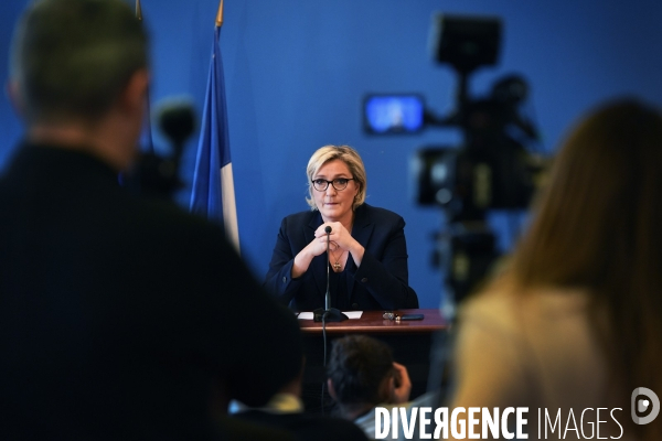 Marine Le Pen dénonce une fatwa bancaire