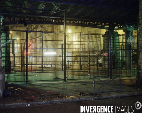 Dispositif antipersonnel sous le métro aérien