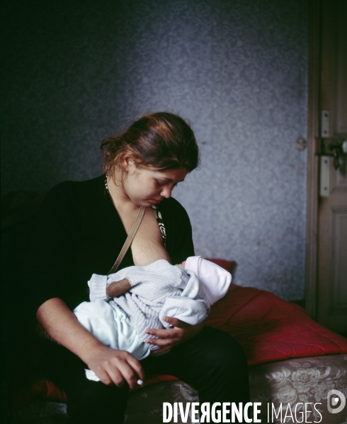 Squat à Aubervilliers Jeune femme allaitant son enfant