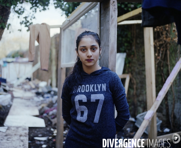 Bidonville roumain à Gennevilliers. Jeune fille devant une baraque en construction