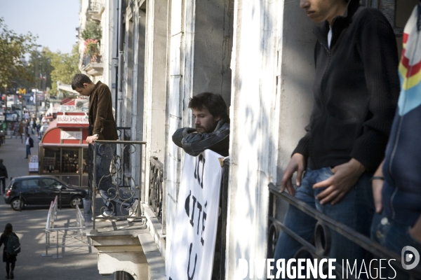 Exclusif - Expulsion (vu de l intérieur) du squat  Cité U Montparnasse 