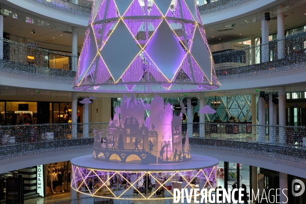 Decorations de Noel au centre commercial Beaugrenelle.