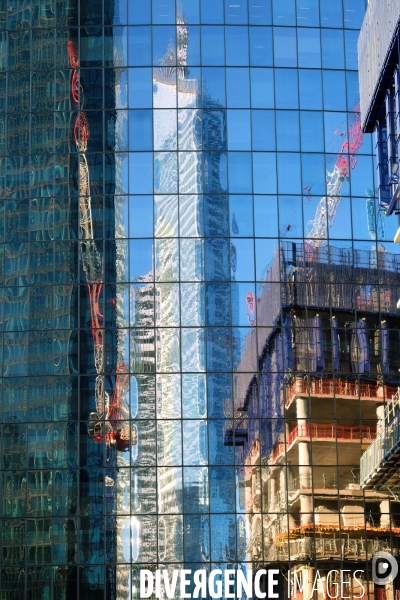 Reflets du chantier de construction de la future tour Saint Gobain dans une tour contigue