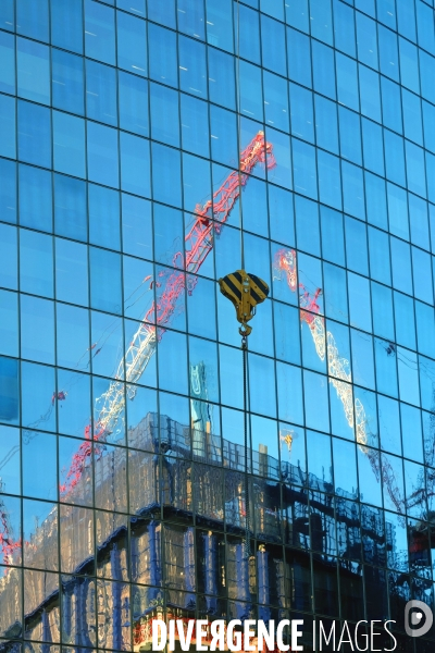 Reflets du chantier de construction de la future tour Saint Gobain dans une tour contigue