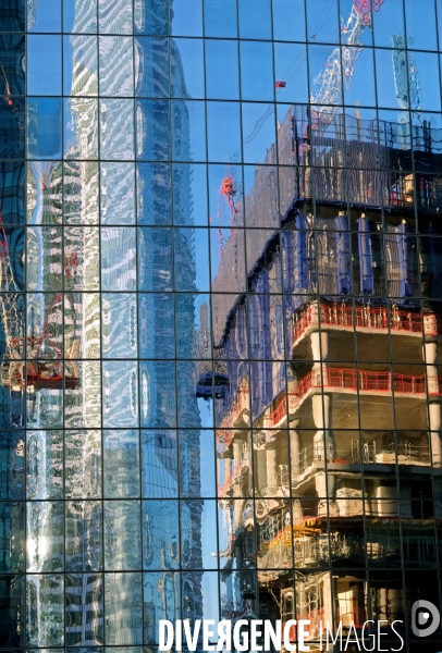 Reflets du chantier de construction de la future tour Saint Gobain dans une tour contigue