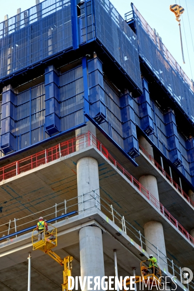 Deux ouvriers sur le chantier de construction de la future tour Saint Gobain