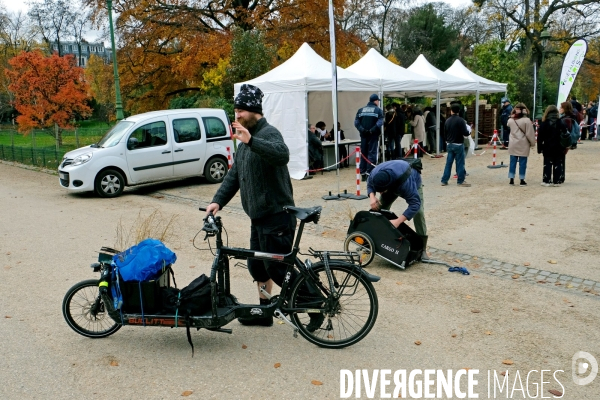 Vente des surplus de plantes vertes par le service des Espaces verts de la ville de Paris.Campagne de la municipalite: vegetalisons Paris