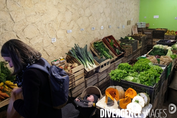 Une femme et son bebe dans un magasin bio Au bout du champ