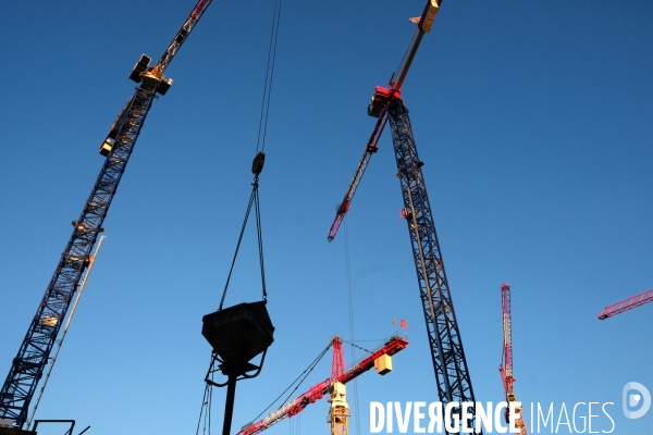 Les grues du chantier du nouveau quartier mixte Clichy Batignolles en cours d amenagement