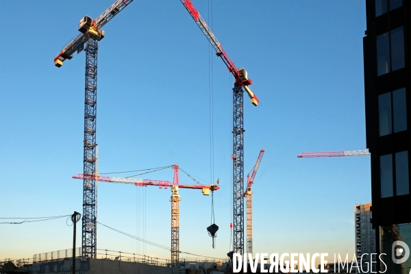 Les grues du chantier du nouveau quartier mixte Clichy Batignolles en cours d amenagement