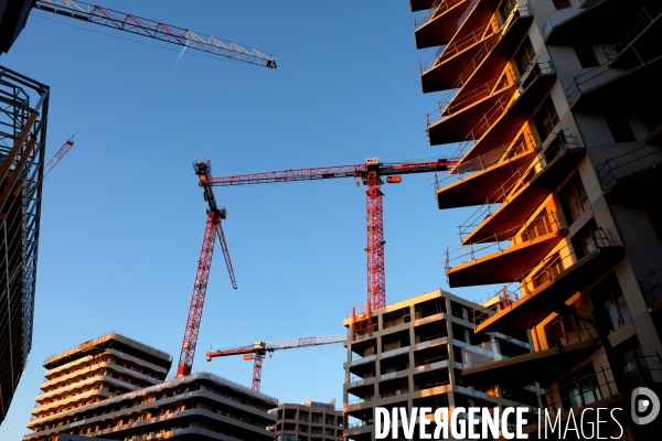 Les grues du chantier du nouveau quartier mixte Clichy Batignolles en cours d amenagement