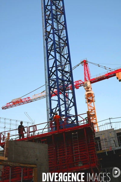 Les grues du chantier du nouveau quartier mixte Clichy Batignolles en cours d amenagement