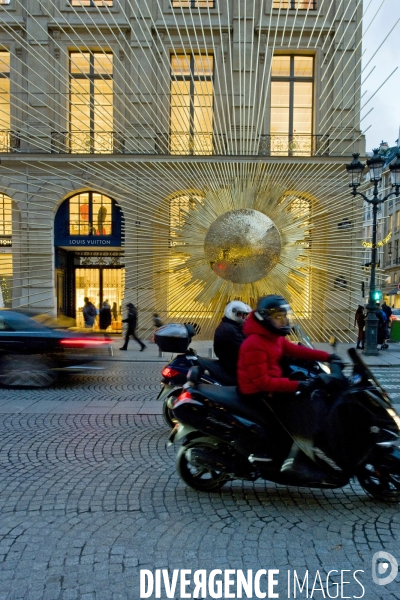 .Le nouveau magasin Vuitton a l angle de la rue Saint Honore et de la place Vendome