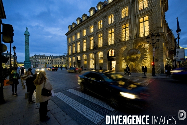 .Le nouveau magasin Vuitton a l angle de la rue Saint Honore et de la place Vendome