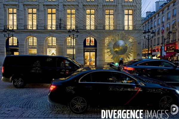 .Le nouveau magasin Vuitton a l angle de la rue Saint Honore et de la place Vendome