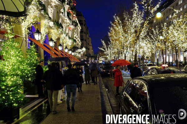 Decoration des fetes de fin d annee avenue Montaigne devant le Plaza Athenee