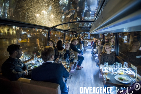 Dîner dans le Bustronome