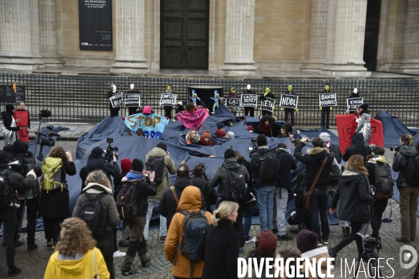 Action des ONG  Pas un euro de plus pour les énergies fossiles du passé  pendant le sommet Climat-Finance à Paris