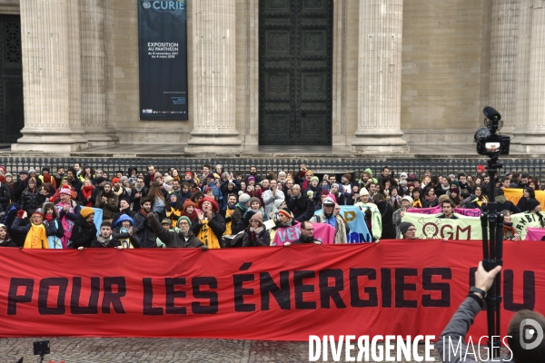 Action des ONG  Pas un euro de plus pour les énergies fossiles du passé  pendant le sommet Climat-Finance à Paris