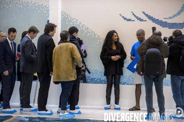 Laura Flessel visite une piscine