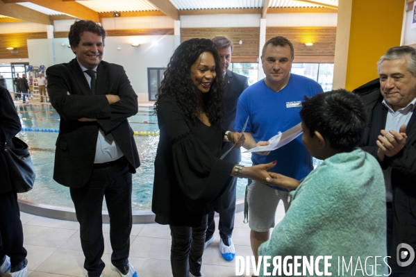 Laura Flessel visite une piscine