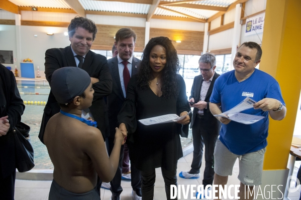 Laura Flessel visite une piscine