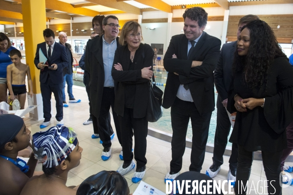 Laura Flessel visite une piscine