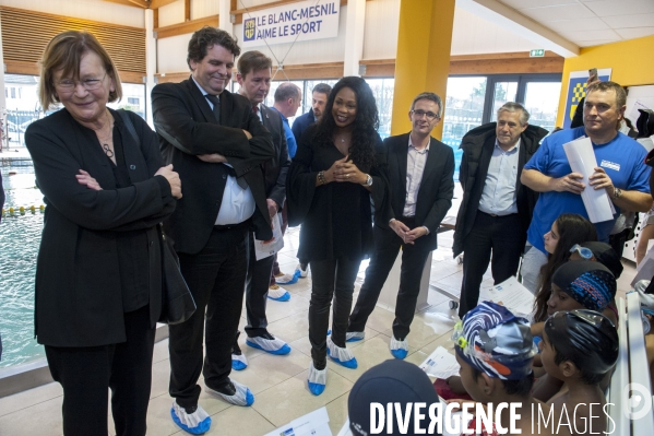 Laura Flessel visite une piscine