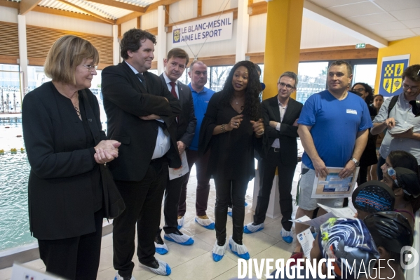 Laura Flessel visite une piscine