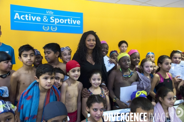 Laura Flessel visite une piscine