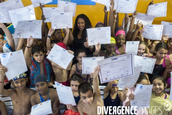 Laura Flessel visite une piscine