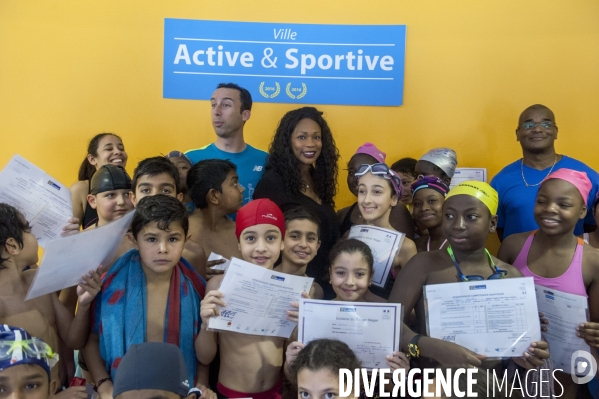 Laura Flessel visite une piscine