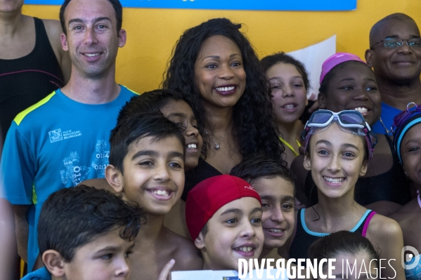 Laura Flessel visite une piscine