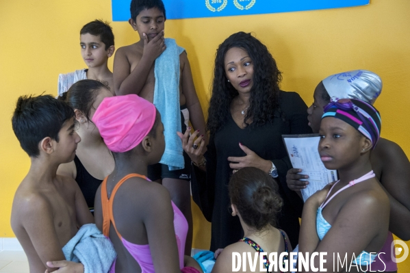 Laura Flessel visite une piscine