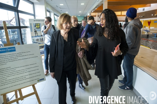 Laura Flessel visite une piscine
