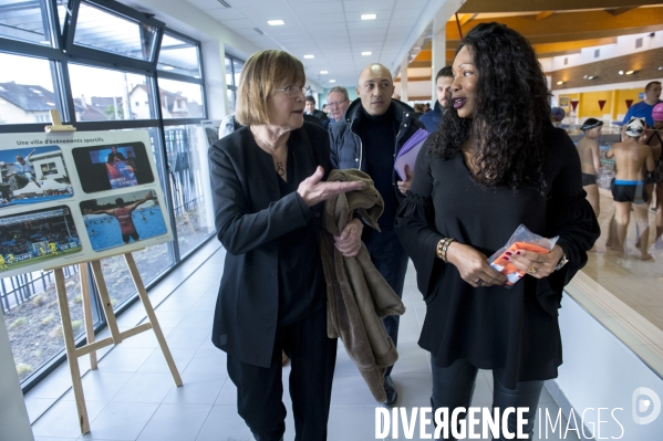 Laura Flessel visite une piscine