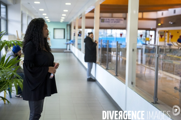 Laura Flessel visite une piscine