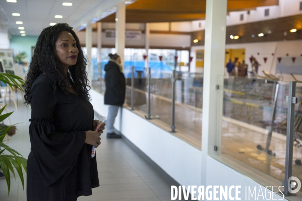 Laura Flessel visite une piscine