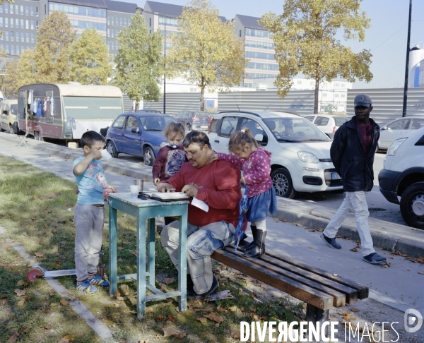 Aubervilliers, homme lisant les évangiles entouré de ses petits enfants