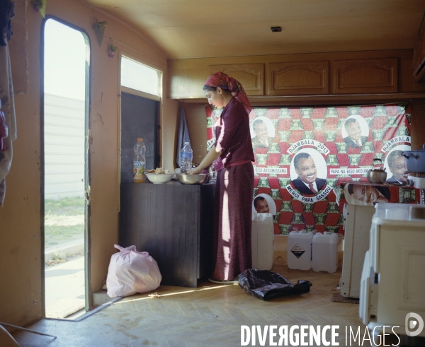 Dans une caravane stationnée dans une rue d Aubervilliers. jeune femme préparant un repas