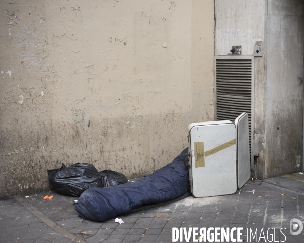 Homme endormi contre une bouche d air chaud, Paris Nord