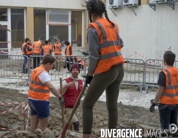 Fouilles dans une cour du collège Victor Hugo à Narbonne