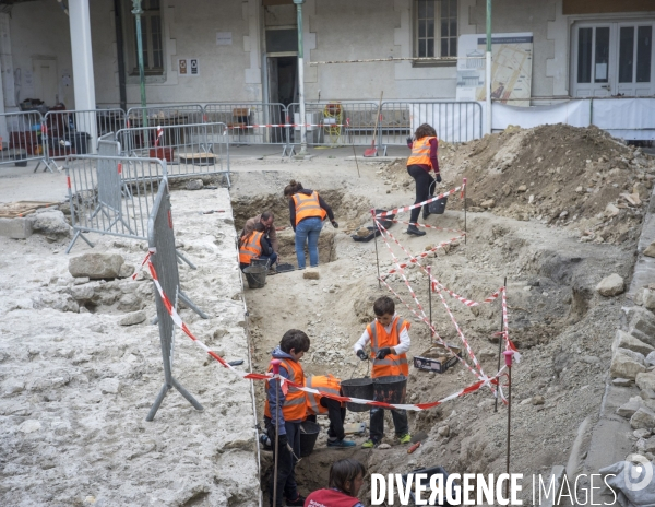 Fouilles dans une cour du collège Victor Hugo à Narbonne