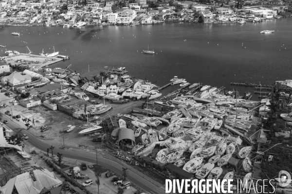 Bateaux détruits dans un petit port de St-Martin