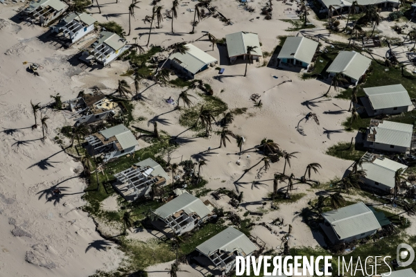 Bungalows détruits sur une plage de St-Martin