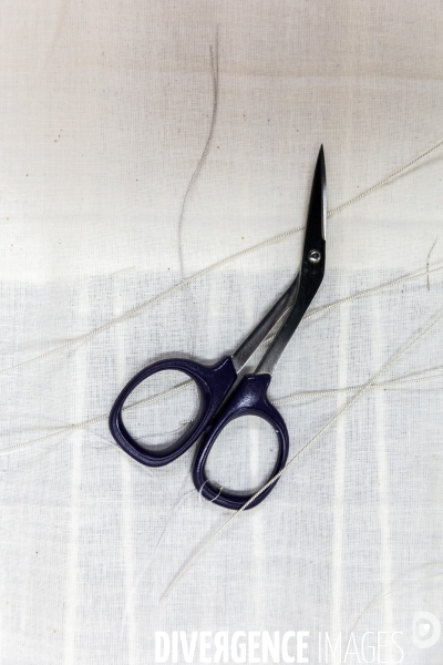 Atelier artisanal d une brodeuse au fil d or