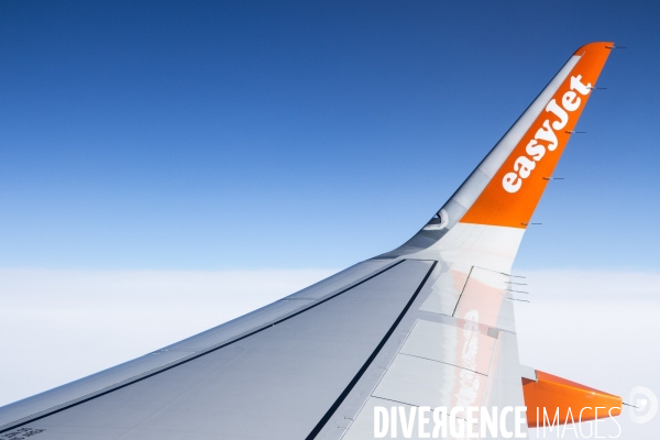 Illustration en vol d une aile d avion de la compagnie low-cost Easy Jet